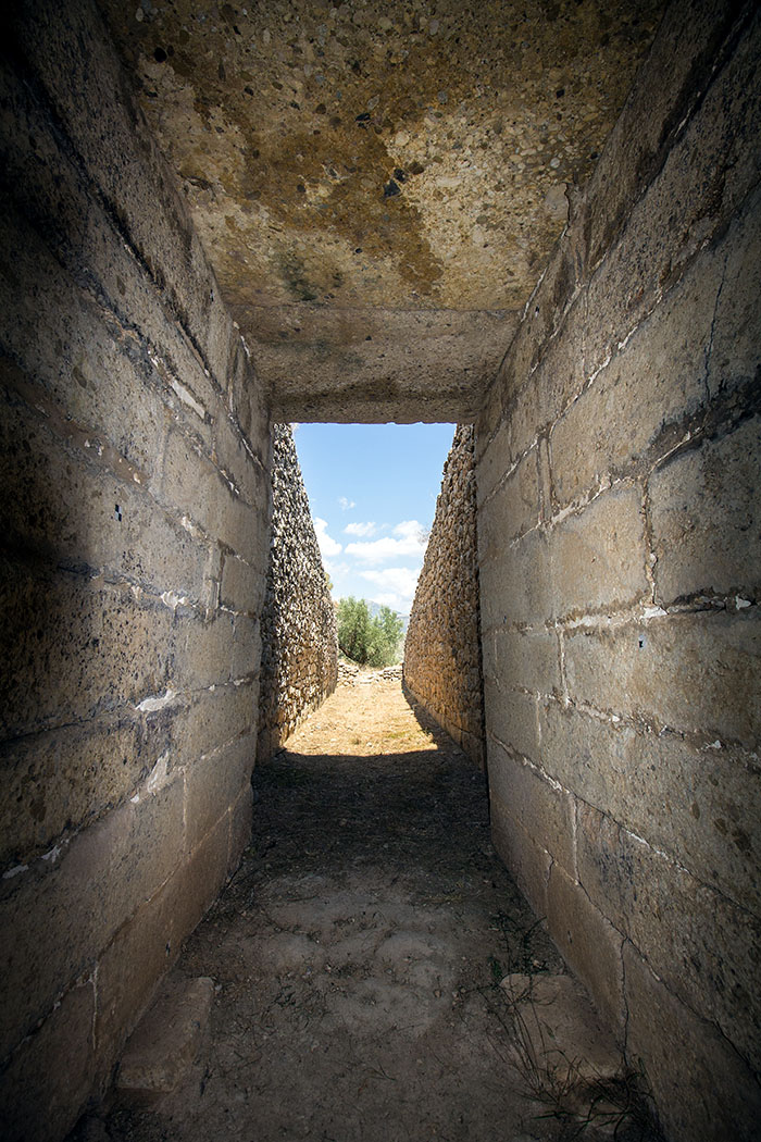 Blick aus dem Grab der Genien. Der Torgang (Stomion) wird von zwei großen Decksteinen überdacht.