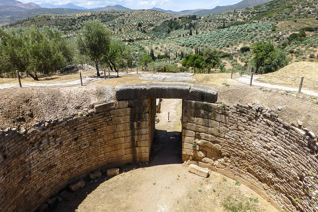 Der Torweg des Löwengrabes ist mit vier monumentalen Decksteinen abgedeckt, wobei in den inneren Deckstein die Rundung der Grabkuppel eingearbeitet wurde.