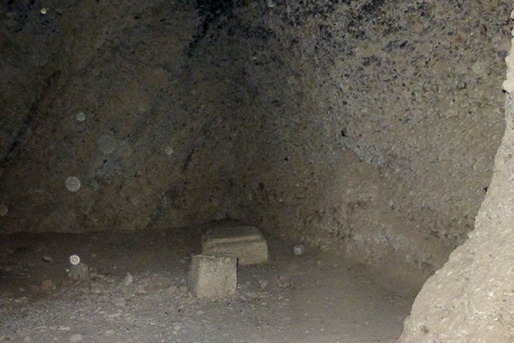 Die grobe Wand der Grabkammer war früher mit Steinplatten verkleidet.
