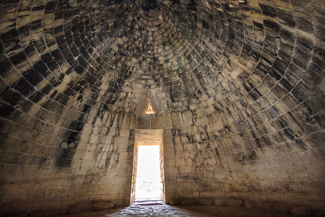 Der Kuppelraum hat 14,5 Meter Durchmesser und ist 13,5 Meter hoch und führt die Technik des Pseudogewölbes, aus immer weiter vorkragenden Steinen, an ihre äußerste Grenze.