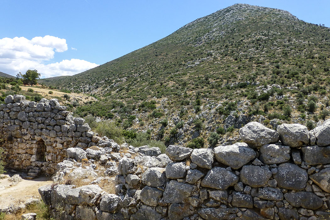 Der Ost-Annex wurde wenige Jahrzehnte vor der endgültigen Zerstörung Mykenes angelegt. Gut sichtbar ist die südliche Ausfallpforte durch die sieben Meter dicke Mauer.