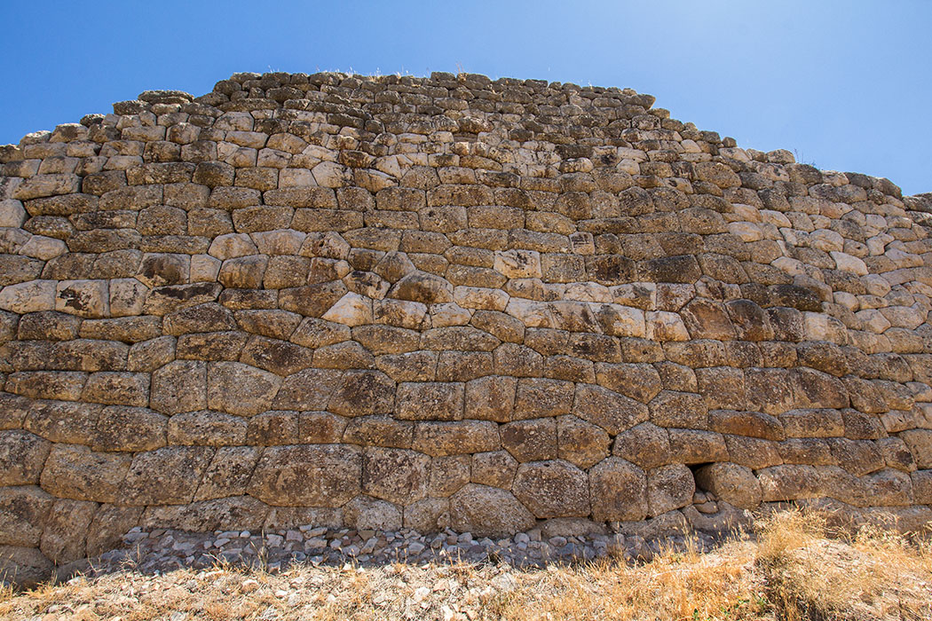 Das ist der am besten erhalten gebliebene Abschnitt mit Polygonalmauerwerk von Mykene.