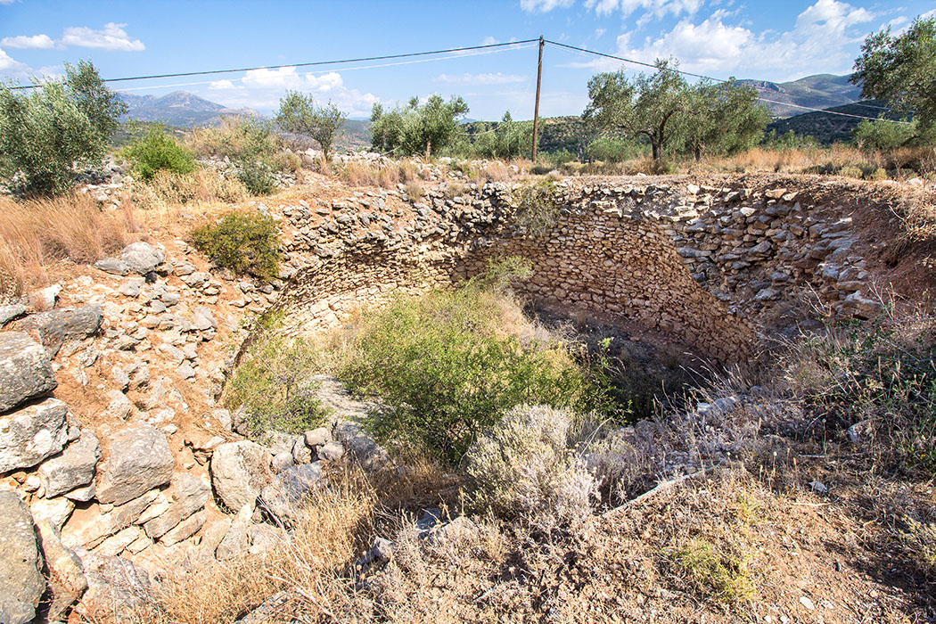 Die Kuppel von Epano Phournos, die vermutlich am Ende der Bronzezeit eingestürzte, hatte einen Durchmesser von etwa 11 Metern und eine Höhe von etwa 10 Metern. Die Wände wurden aus kleinen, unbehauenen Steinen und Ton errichtet.