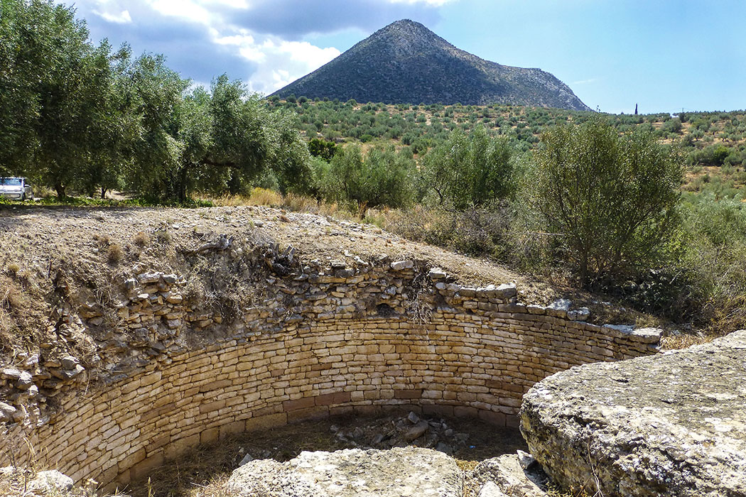Die eingestürzte Kuppel von Kato Phournos hatte einen Durchmesser von etwa 10 Metern und war aus flachen Steinen errichtet.