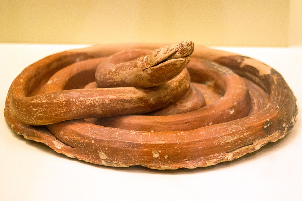 Schlange aus Keramik, sicherlich ein religiöses Kultobjekt. Insgesamt wurden siebzehn Schlangenfiguren in einem Gebäudekomplex in Mykene entdeckt.