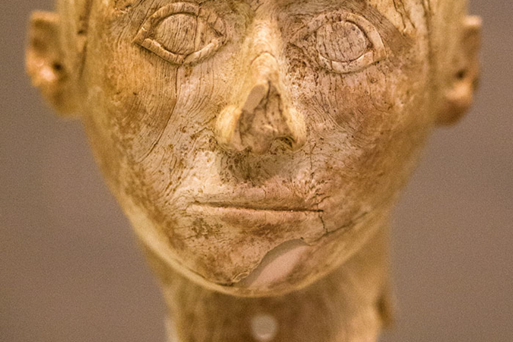 Nur der Kopf dieser Statue bestand aus Elfenbein, der Körper bestand aus Holz. Die Figur wurde beim Altar im Palast von Mykene gefunden und wird auf 1250 - 1180 v. Chr. datiert.