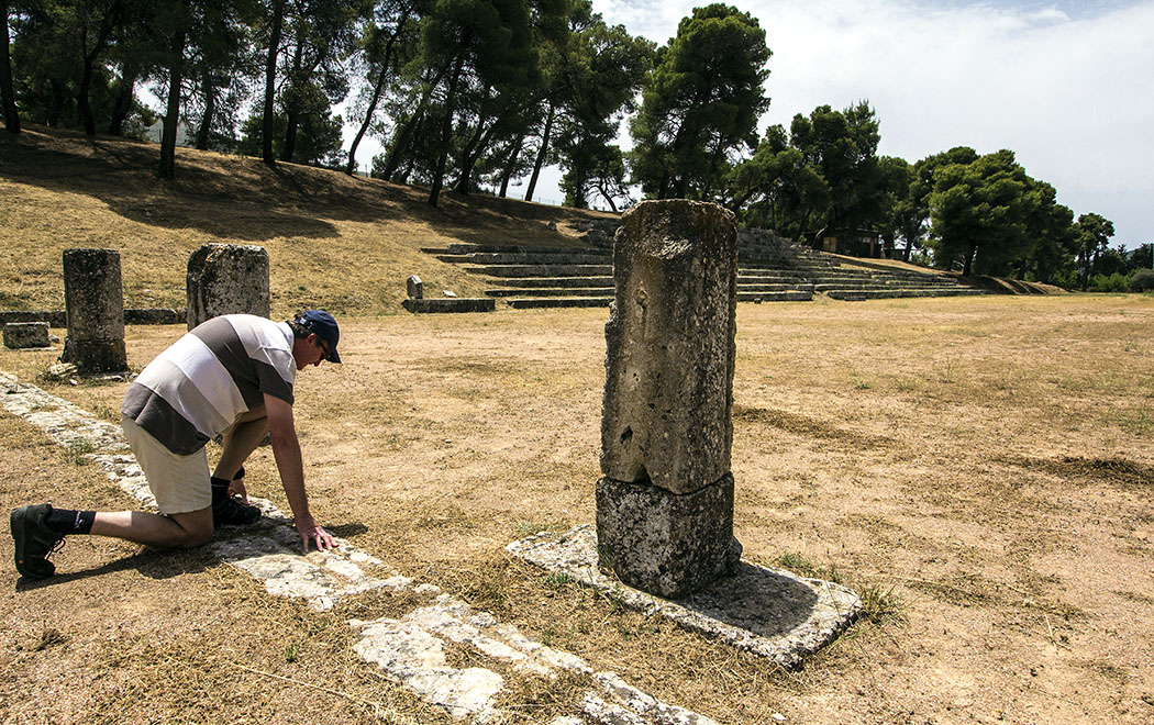 Hans am Startpunkt im antiken Stadion von Epidauros.