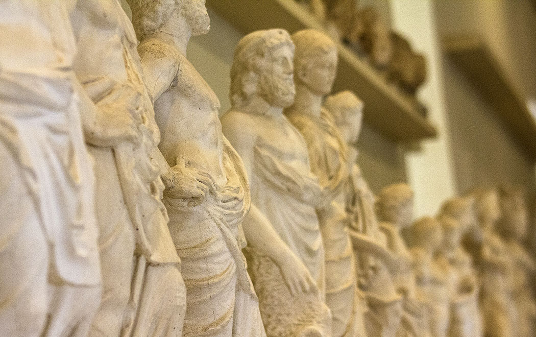 Die kleinen Statuen sind Votivgaben an den Heilgott Asklepios.