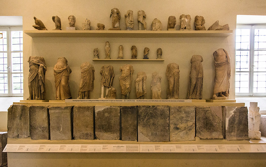Der zweite Raum zeigt Statuen, Votivgaben und Berichte über Heilungen (Steintafeln unten), diese enthalten hochinterssante Informationen über den Heilbetrieb.