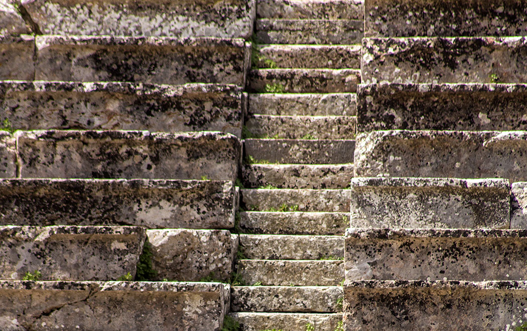 Steile Treppen führen zu den Sitzreihen. So manches berühmte Hinterteil saß schon auf diesen Stufen!