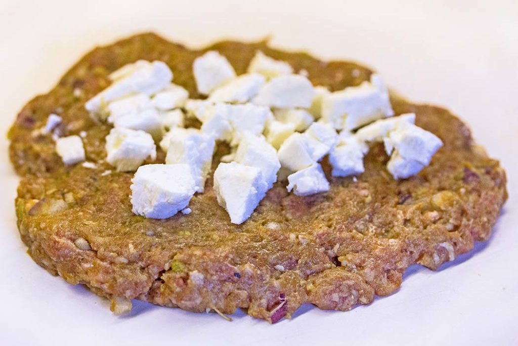 Bifteki vom Grill – Griechische Frikadellen mit Feta