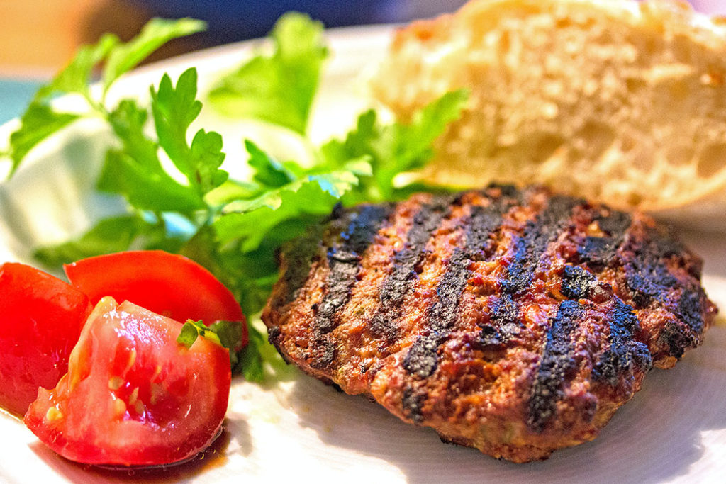 Bifteki vom Grill – Griechische Frikadellen mit Feta