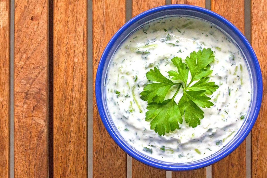 Tzatziki Joghurt mit Gurke und Knoblauch