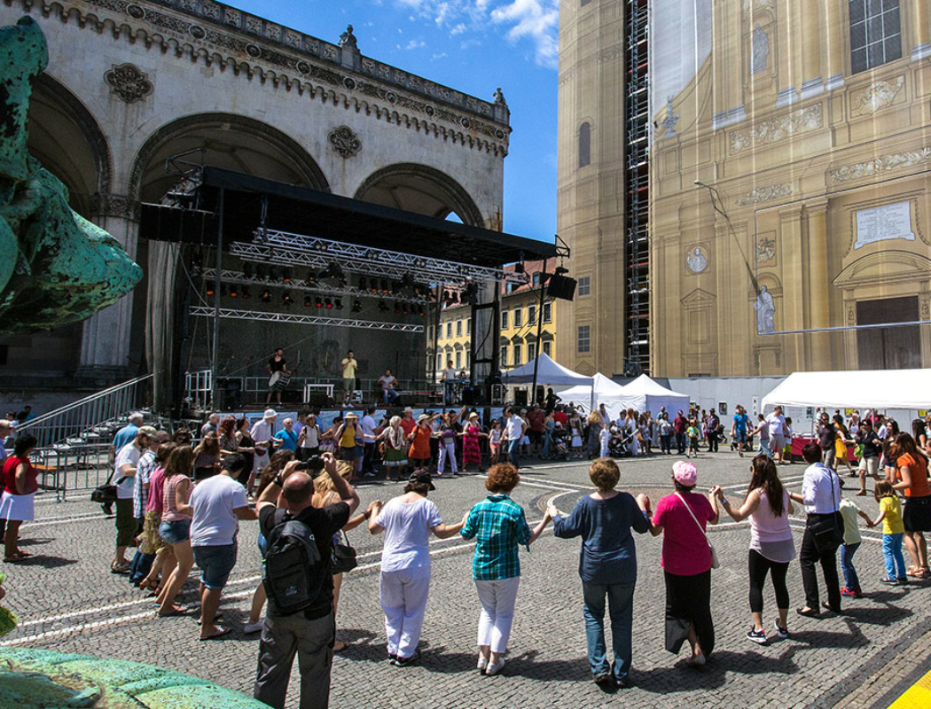 Die Besucher des Griechisch-Bayerischen Kulturtages 2016 beim Tanz zur Musik des Vereins der Griechen aus Pontos.