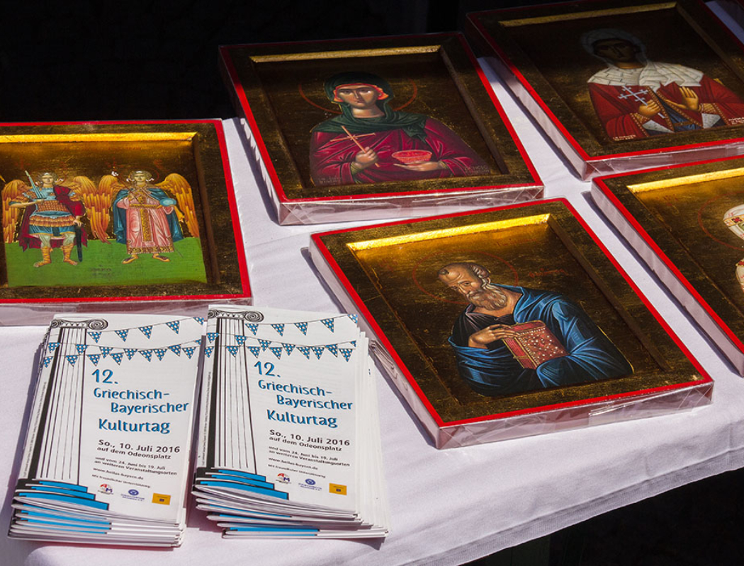Am Stand der Griechisch-Orthodoxen Metropolie werden Ikonen verkauft, daneben die Programmhefte des Kulturtages 2016.