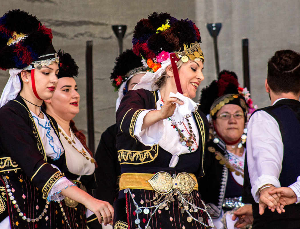 Die Damen vom makedonischen Tanzverein sind mit viel Spaß dabei.