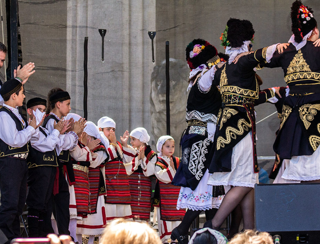 Beim Tanzverein der Makedonier beeindrucken vor allem die Damentrachten. Auch die Kinder haben bei den Tänzen mit vollem Eifer dabei.