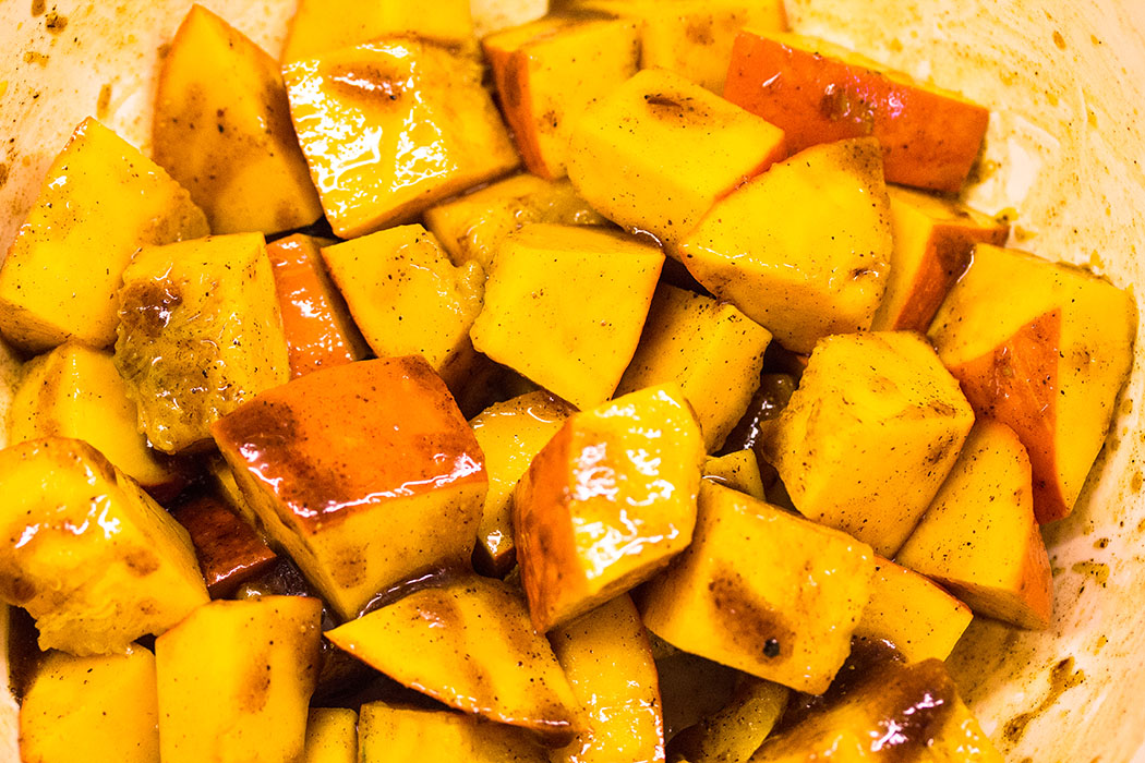 Kürbis gebacken mit weißen Bohnen, Feta und Minze