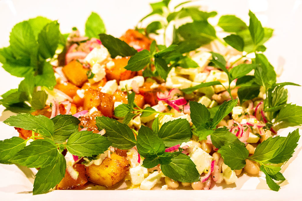 Kürbis gebacken mit weißen Bohnen, Feta und Minze