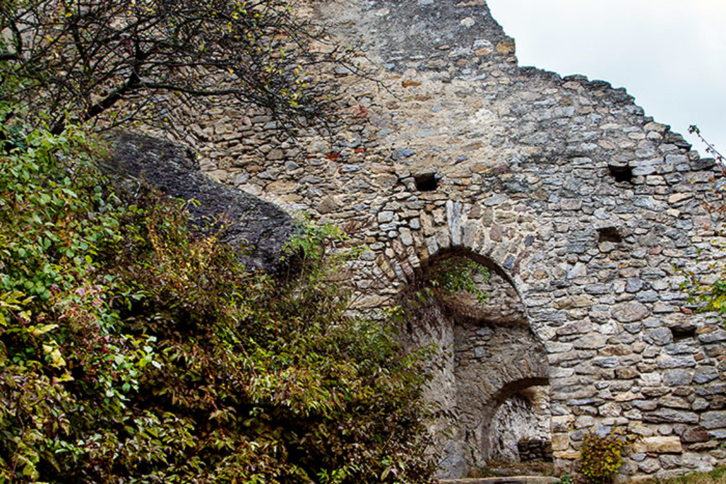 Hinter dem äußeren Burgtor von Dürnstein erstrecken sich ein ansteigendes Vorwerk und die sich terrassenförmig in drei Abschnitten erhebende Hauptburg.