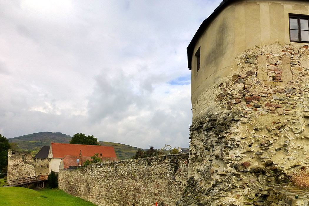 Der einstige Fächerturm befindet sich ebenfalls in der Westmauer von Favianis und wurde auf das 4. Jahrhundert datiert. Seine etwa zwei Meter dicken Mauern sind noch gut erhalten. Seine zurückgesetzte Lage, weist darauf hin dass das Kastell in der Spätantike im rückwärtigen Teil verkleinert wurde.
