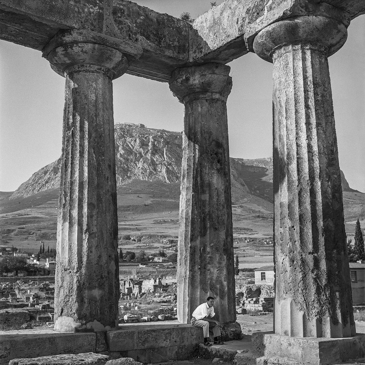 Korinth 1961: Der dorische Apollontempel in der antiken Stadt Korinth, im Hintergrund der Festung Akrokorinth. Foto © Robert McCabe