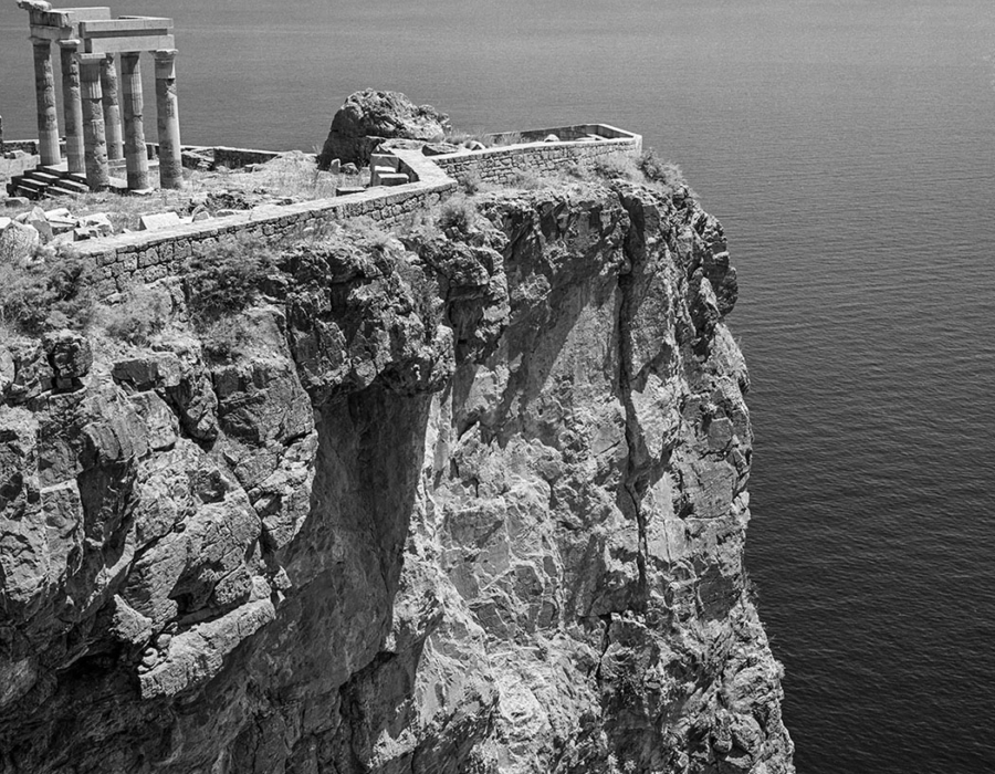 Insel Rhodos 1954. Der Tempel der Athene auf dem Akropolisfelsen über Lindos. Foto © Robert McCabe