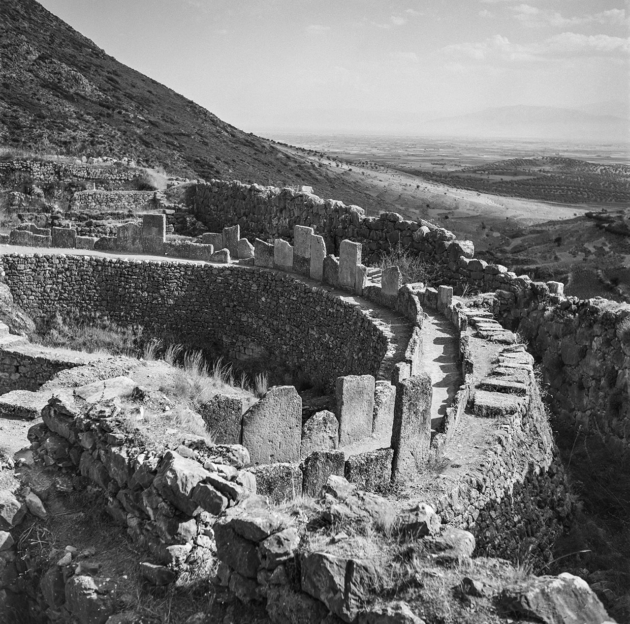 Peloponnes, Mykene 1955: Grabkreis der Könige in der bronzezeitlichen Festung von Mykene. Foto © Robert McCabe