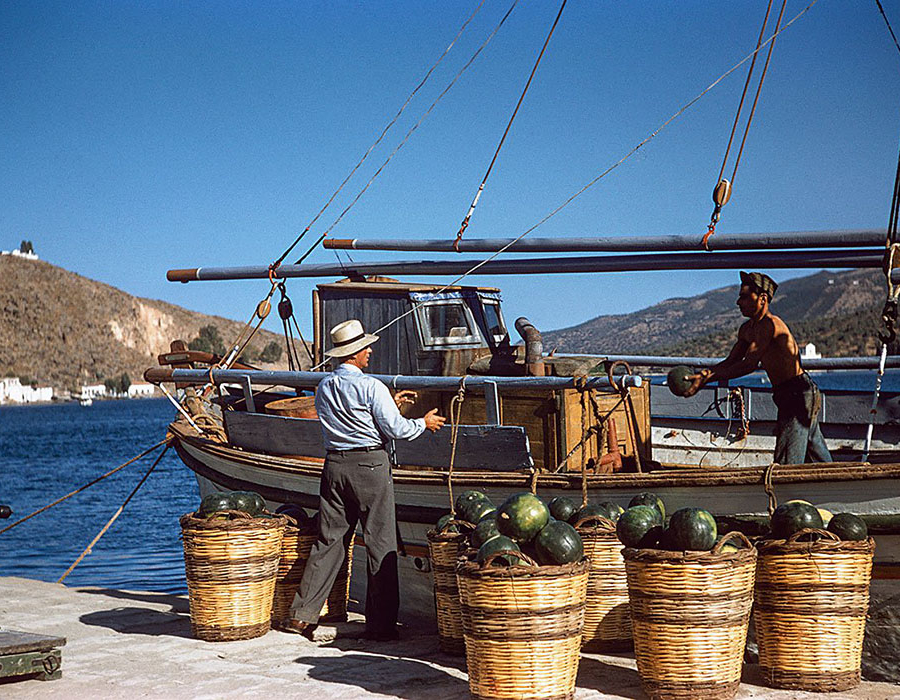 Insel Poros 1957: Von einem Kaiki im Hafen werden Wassermelonen abgeladen. © Robert McCabe
