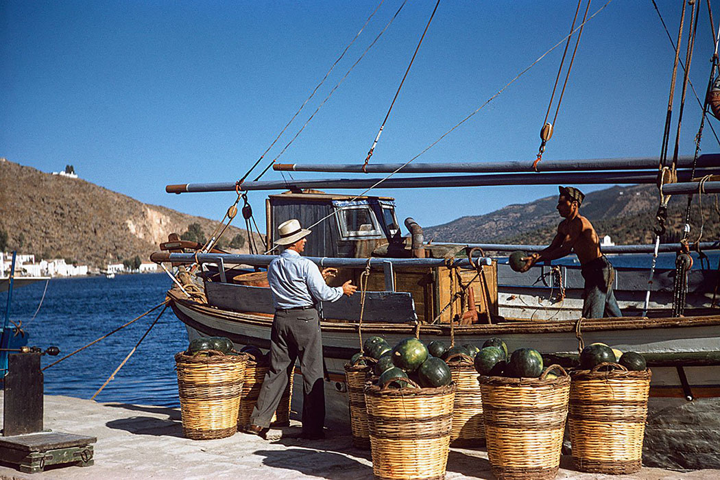 Insel Poros 1957: Von einem Kaiki im Hafen werden Wassermelonen abgeladen. © Robert McCabe