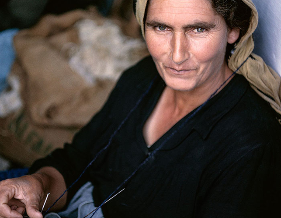 Insel Skyros 1957: Griechische Hausfrau mit Strickarbeit. Foto © Robert McCabe.