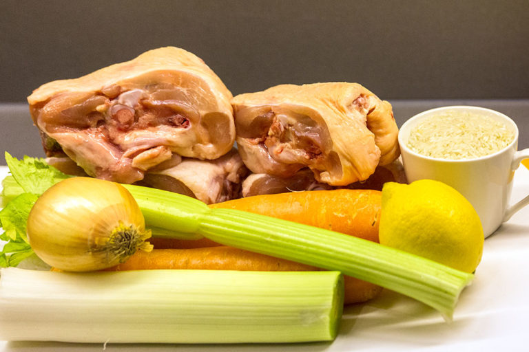 Kotosoupa avgolemono: Hühnersuppe mit Ei-Zitronen-Sauce Kotosoupa avgolemono: Hühnersuppe mit Ei-Zitronen-Sauce