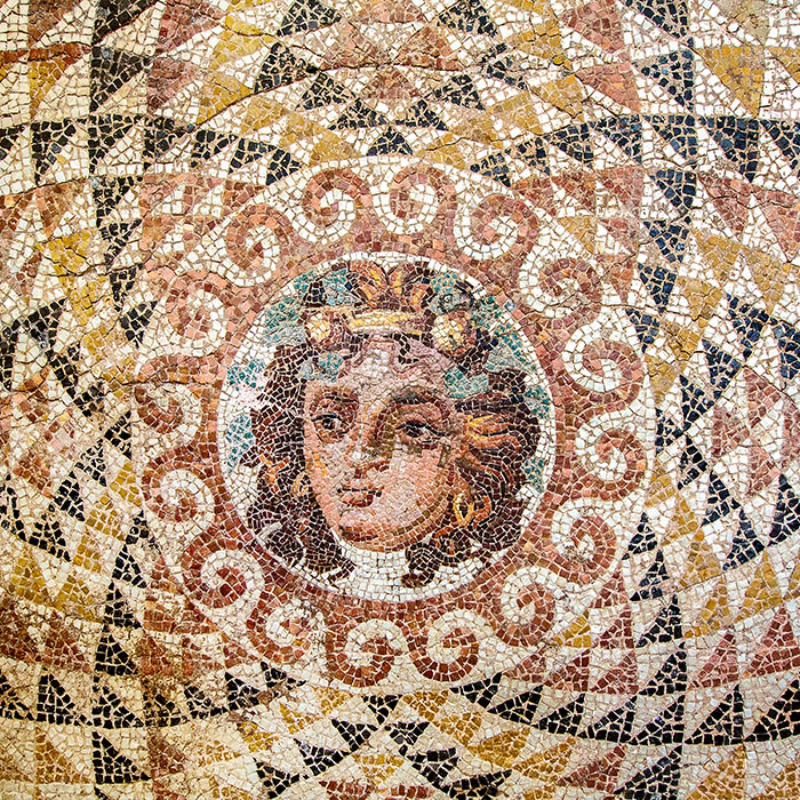 Das Mosaik aus einer römischen Villa zeigt den Kopf von Dionysos. Datierung: 2. Jhd. n. Chr.