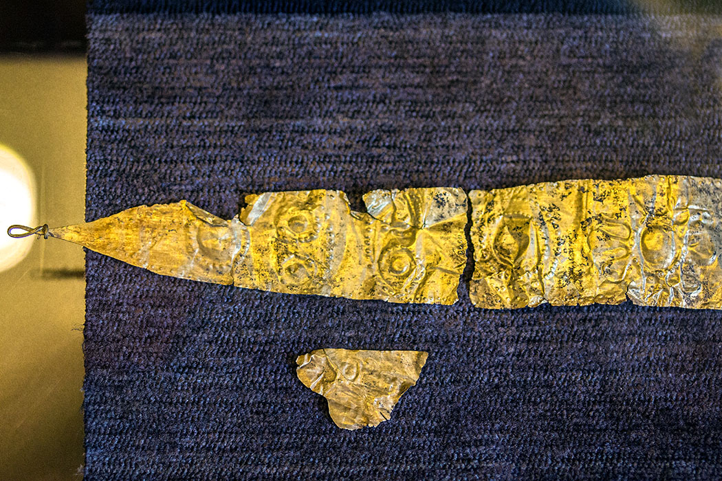 Mykenisches Diadem aus Gold aus einem Grab im Norden des Stadtgebiets von Korinth. Datierung: 2000 - 1550 v. Chr.