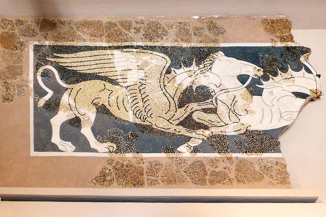 Mosaik aus Kieselsteinen: Es zeigt zwei Greifen die ein Pferd erlegen. Es ist eines der ältesten erhaltenen griechischen Mosaike. Datierung: 5. Jhd. v. Chr.