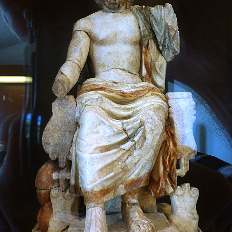 Sitzstatue des Asklepios, aus dem Asklepieion im antiken Korinth.