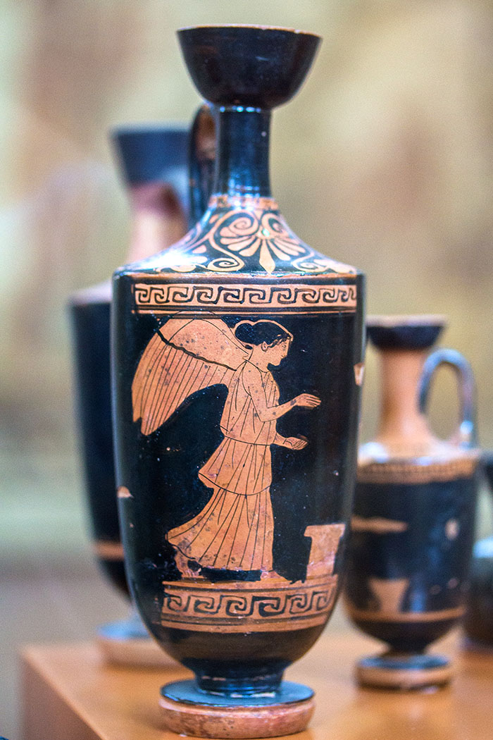 Rotfigurige Lekythos mit Nike, ein Gefäß zur Aufbewahrung von Olivenöl mit enger Mündung und Henkel. Datierung: um 530 v. Chr.