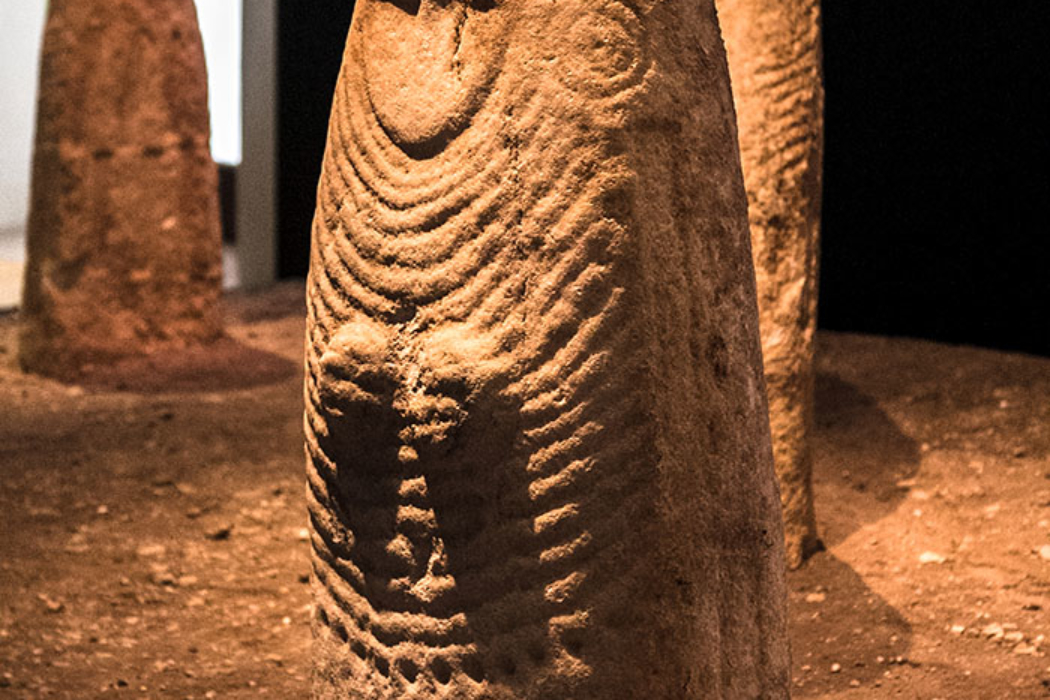 Diese weibliche Stele wurden in Arco entdeckt und geht auf die Kupferzeit zurück. Alle Stelen stammen aus der Zeit zwischen dem Ende des 4. und dem 3. Jahrtausends v. Chr. Möglicherweise waren sie Kultobjekte und stellen Götter dar.