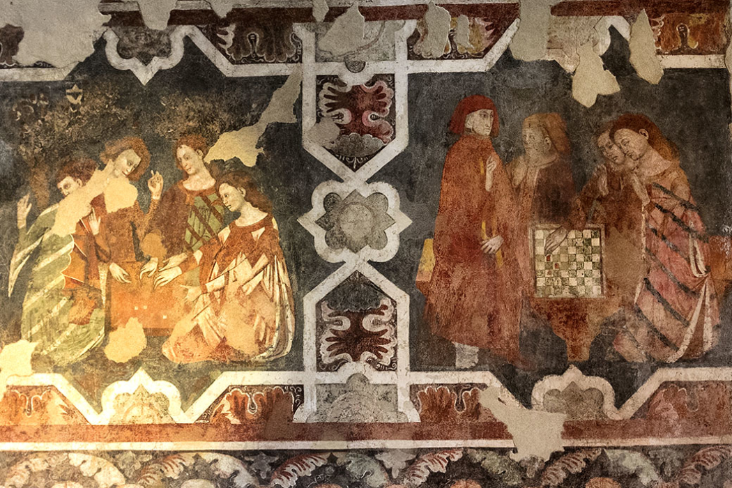 Die Fresken in der Burgruine von Arco zeigen Edelmänner und vornehme Damen beim Würfel- und Schachspiel.