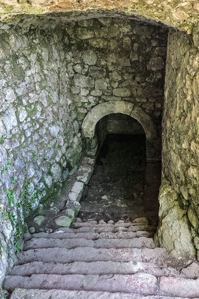 Am Ende des Zugangs zum Brunnen befindet sich ein kurzes, exakt gemauertes Gewölbe, zu diesem führen Treppen bis zum Wasserbecken hinab.