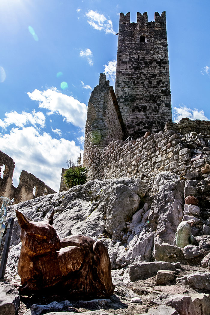 Eindrucksvoll dominiert der Bergfried von Drena die Anlage. Eine Kunstausstellung im Burggelände zeigt verschieden Skulpturen und Installationen.