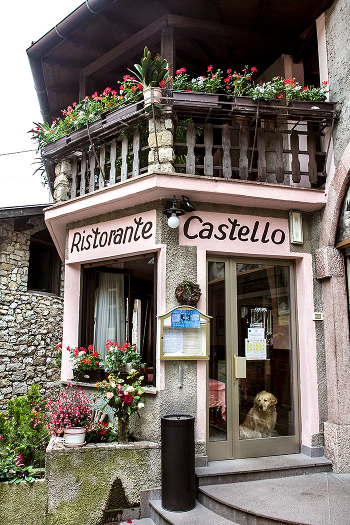 Das urige Ristorante Castello liegt direkt am Zugang zur Burg und serviert ausgezeichnete regionale Küche.