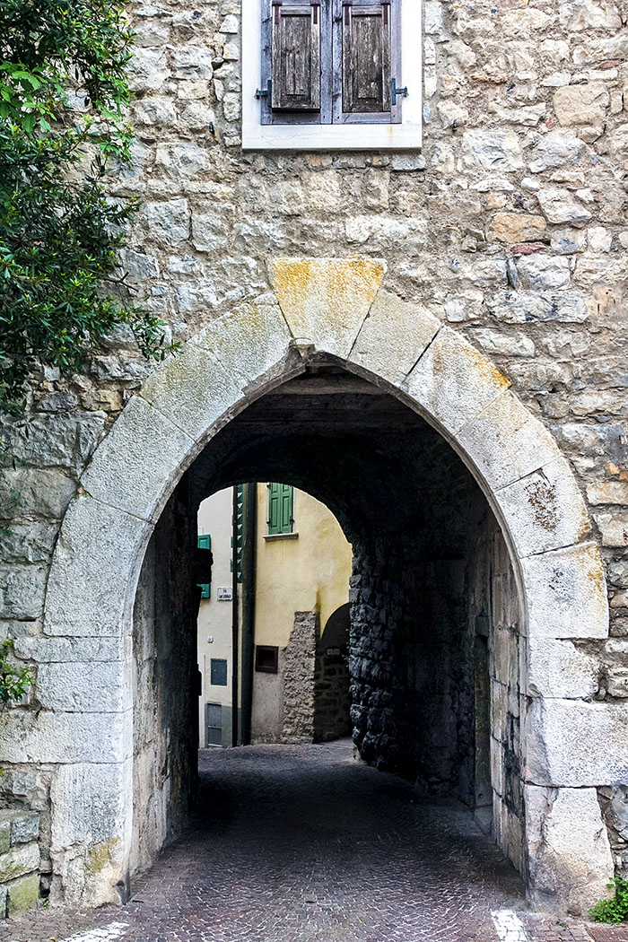 Die Ringmauer zog sich vom Castello di Tenno um den Borgo di Frapporta, einziger Zugang war einst das gotische Stadttor mit Spitzbogen.