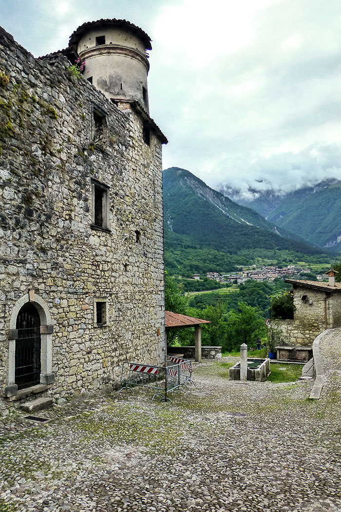 Im Borgo befinden sich auch zwei alte Dorfbrunnen, einer davon trägt ein Dach und diente einst als Waschplatz (Lavatoio)