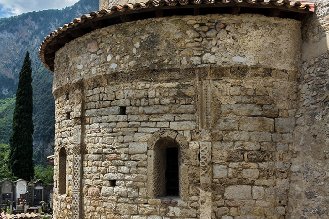 Die Mauerblenden und Rahmen der Fenster sind mit geometrischen Ornamenten verziert. Die Bauteile sind zeitlich nicht exakt einzuordnen, sie stammen wahrscheinlich sogar aus dem 8. oder 9. Jahrhundert.