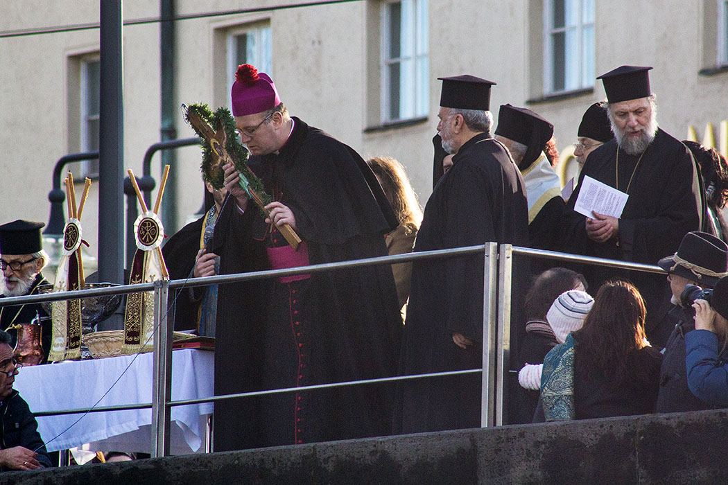 Weihbischof Rupert Graf zu Stolberg, Bischofsvikar für die Seelsorgsregion München, durfte an zweiter Stelle das Kreuz in die Isar werfen.