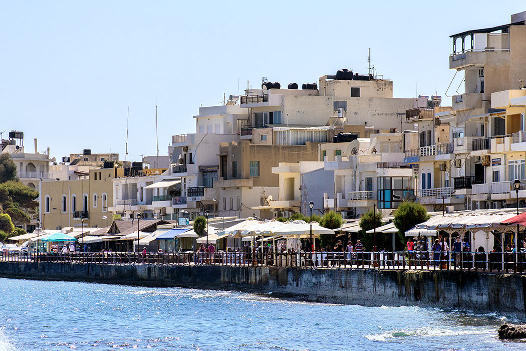 An der Uferpromenade von Ierapetra reihen sich Cafés, Bars, Restaurants und kleine Hotels aneinander.