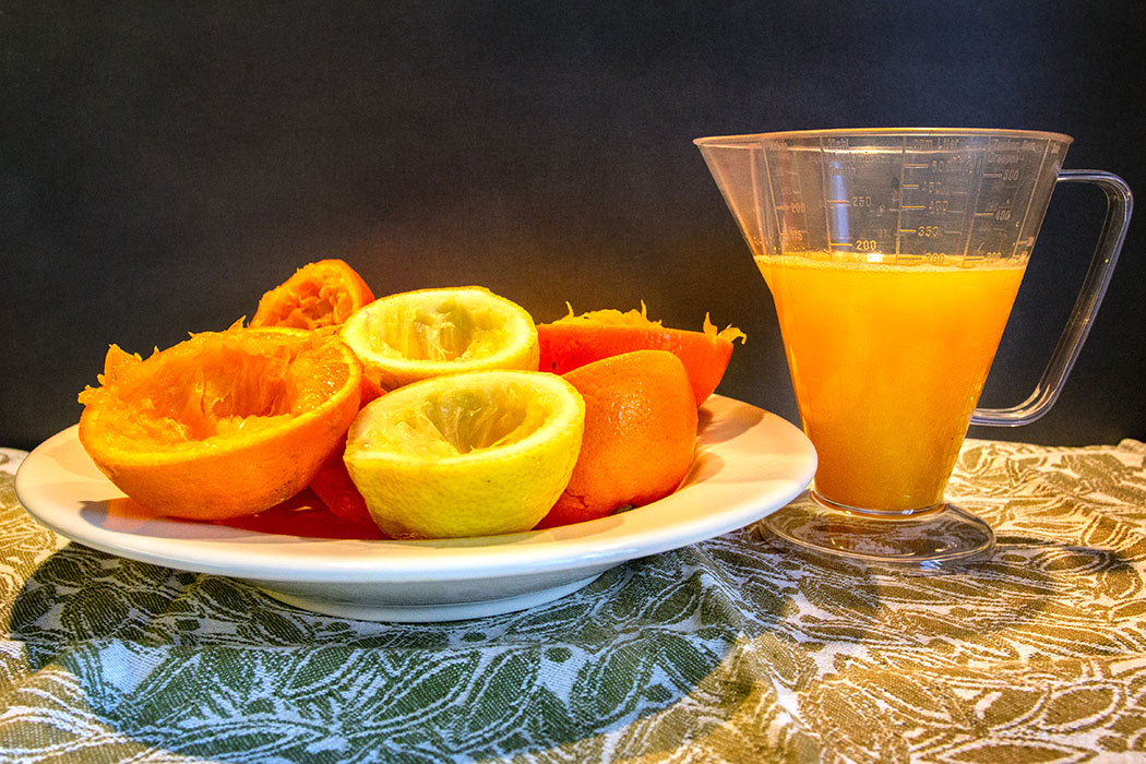 reise-zikaden.de, Orangen-Zitronen-Limonade zum Selbermachen Für Orangen-Zitronen-Limonade den Saft von der doppelten Menge Orangen zu Zitronen auspressen. Für zwei bis drei Liter Limonade wird 300 ml Zitrussaft benötigt 