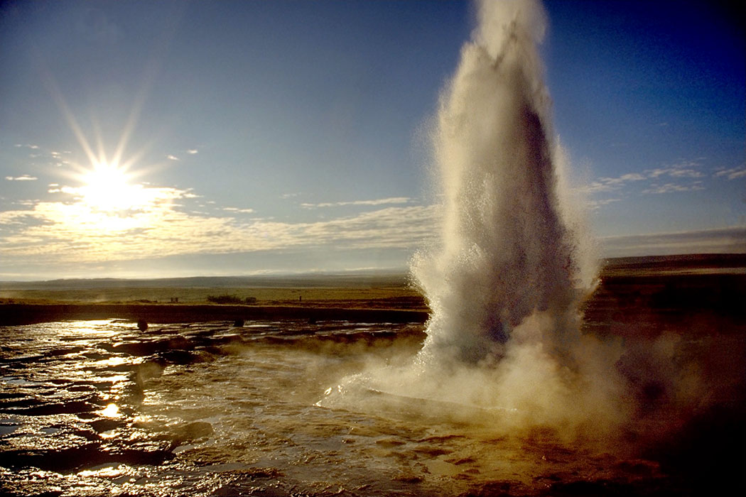 Island_Strokkur_geyser_eruption - Ausbruch des Strokkur-Geysir auf der Insel Island. Die kochende Wassersäule des erreicht eine Höhe von etwa dreißig Meter. Foto: Wikipedia, Andreas Tille