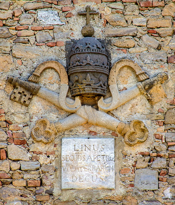reise-zikaden.de, Italy, Tuscany, Volterra, San Giusto Nuovo, Linus Secundus, Tafel - Über dem Portal von San Giusto Nuovo ist eine Inschrift zu Ehren des Hl. Linus angebracht.